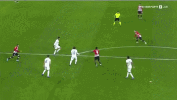 看来无论在哪里美女都是吸引眼球的